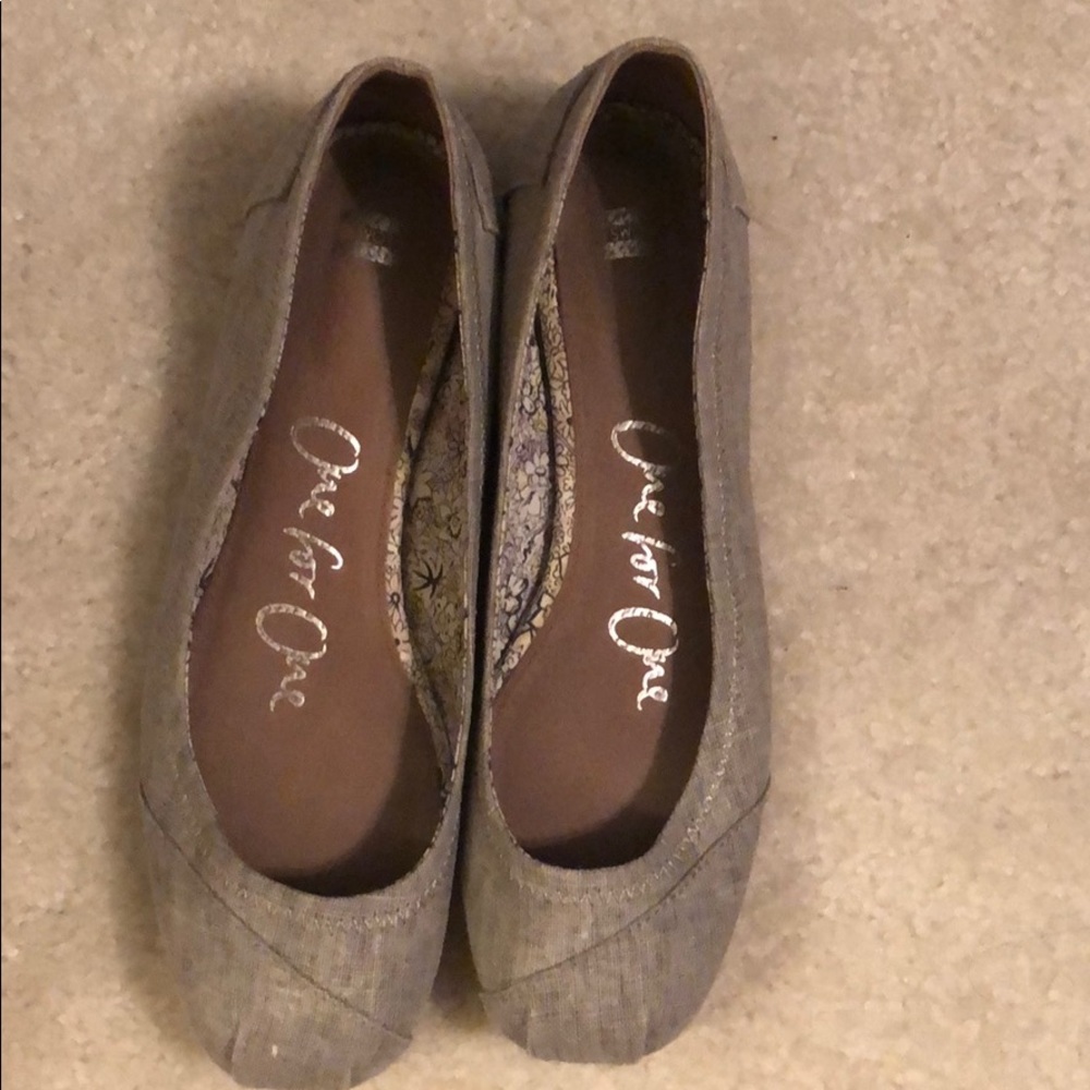 Cute Toms flats.